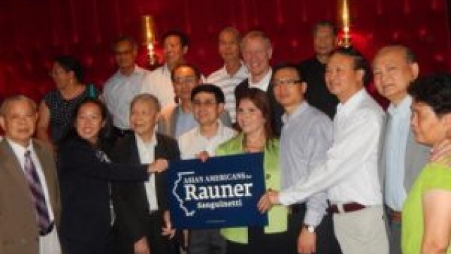 美国伊利诺州长Bruce Rauner给《2016北美芝城挂历》写来贺信，祝华裔社区新年快乐！